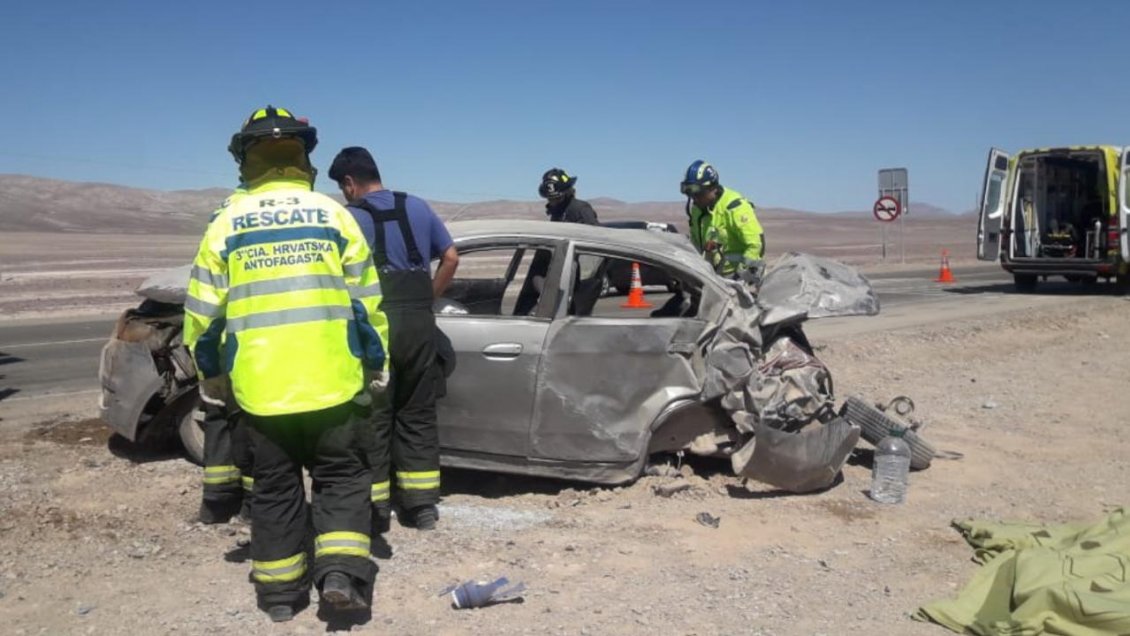 Volcamiento dejó un fallecido y cinco lesionados en el sector de la Mano del Desierto en Antofagasta