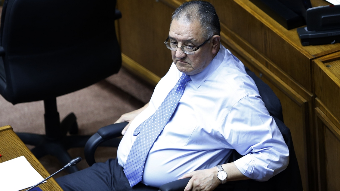 Huenchumilla: Piñera necesita unos días de silencio porque cada vez que habla la embarra