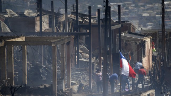Balance: Incendio en Valparaíso afectó 274 viviendas; 253 tienen daño total