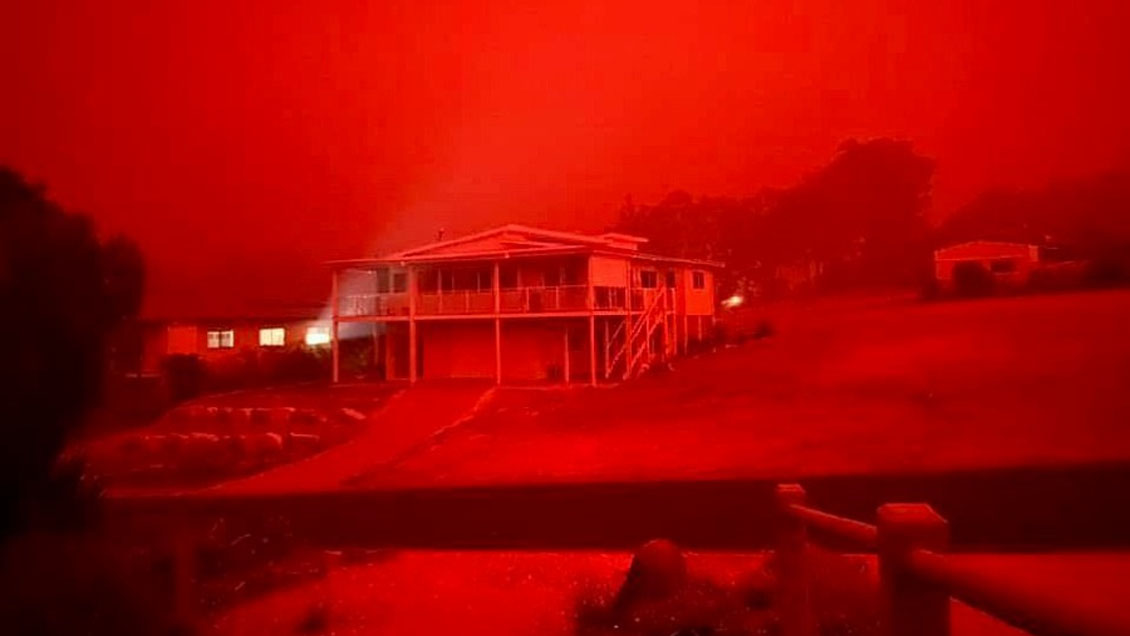 Dos muertos, cinco desaparecidos y miles atrapados por incendios en Australia