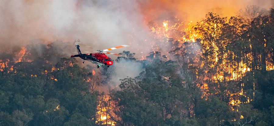 Incendio forestal atrapa a 4 mil personas en un pueblo de Australia