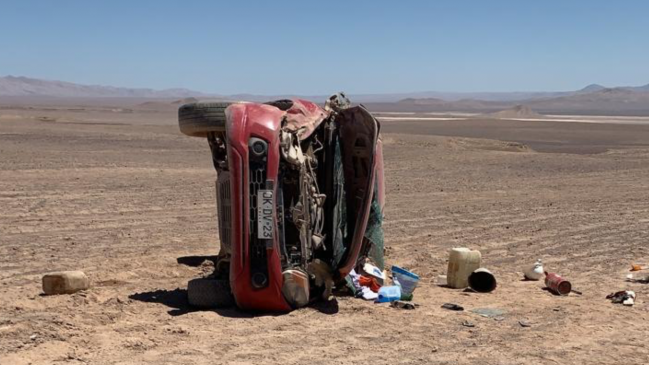 Región de Antofagasta: Auto volcó en camino alejado y heridos quedaron sin señal de celular