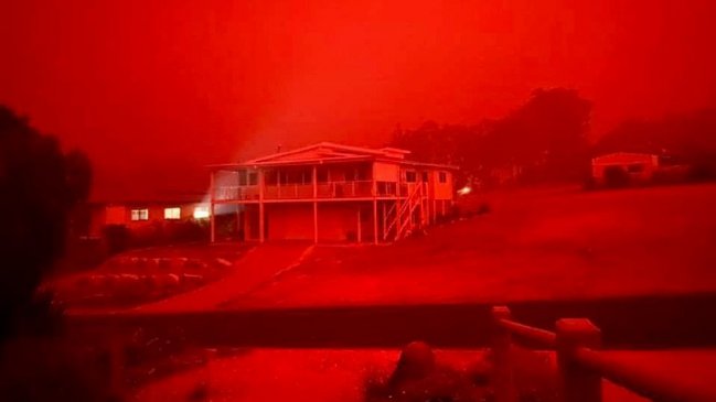 Dos muertos, cinco desaparecidos y miles atrapados por incendios en Australia