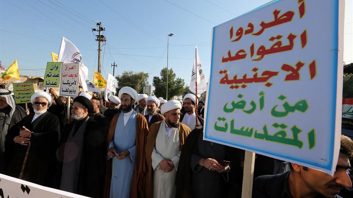 Manifestantes permanecen frente a la Embajada de EE.UU. en Bagdad, después de una jornada de violencia