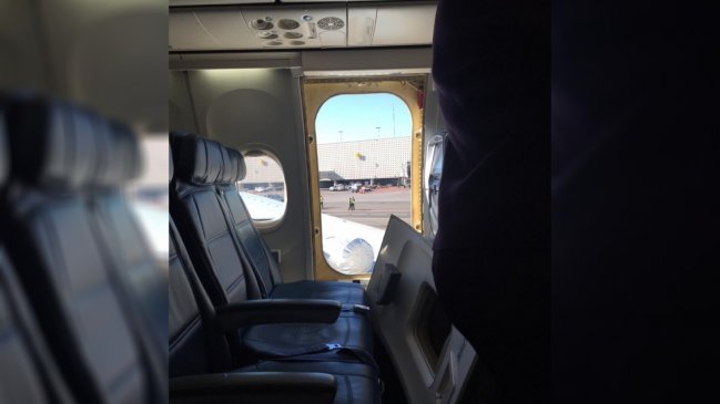 Pasajero abrió puerta de avión y causó minutos de terror