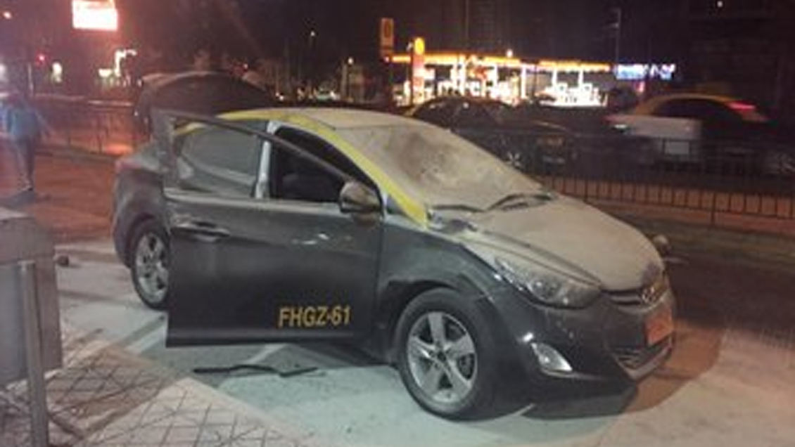 Carabineros investiga incidente que dejó taxi quemado frente al Terminal Tur Bus