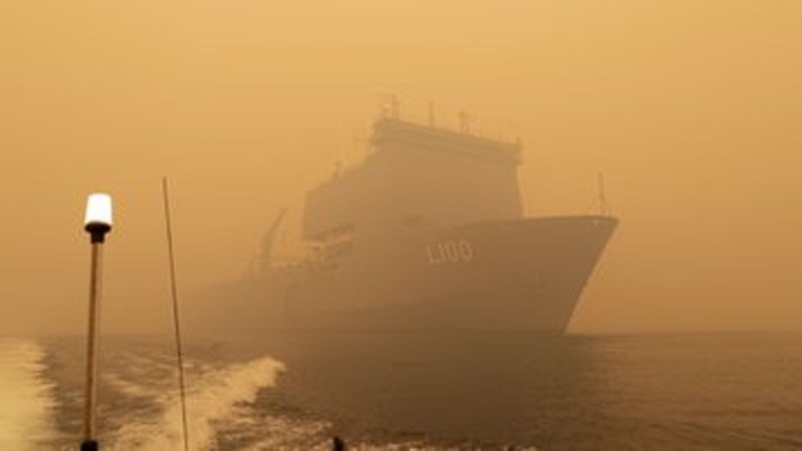 Comenzó la evacuación por mar de los afectados por los incendios en Australia