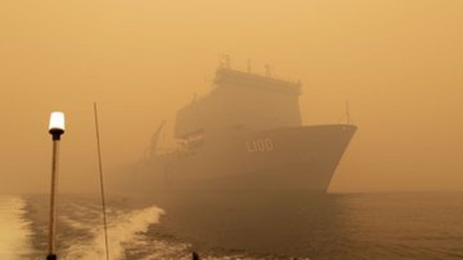 Comenzó la evacuación por mar de los afectados por los incendios en Australia
