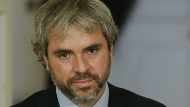 Ministro Blumel tras incendio en iglesia: Debemos unirnos contra estos delincuentes