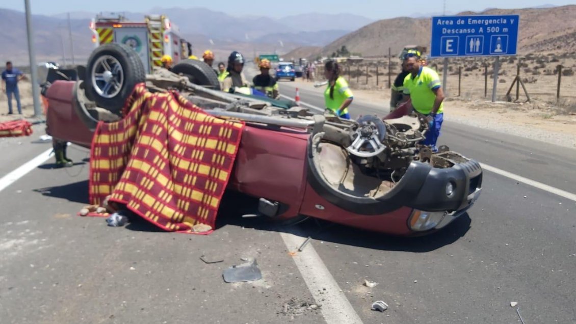 Un muerto y tres lesionados deja volcamiento de camioneta en Vallenar