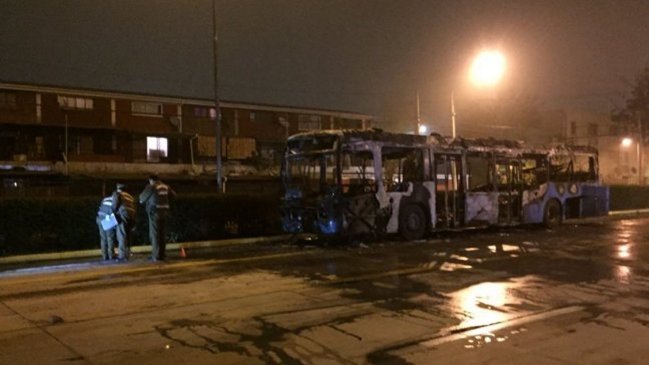 Bus del Transantiago fue incendiado en Villa Francia
