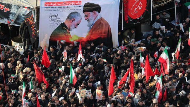 Irán clama venganza entre muestras de dolor en el masivo funeral de Qasem Soleimaní