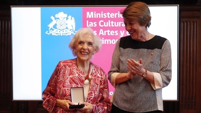 Ministra de las Culturas entregó Orden al Mérito Pablo Neruda a Carmen Barros