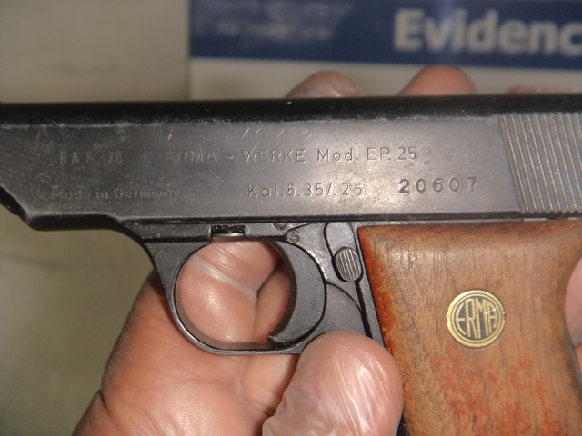 Turista quedó en prisión preventiva tras ser descubierto con una pistola en su equipaje