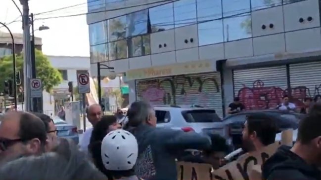 Liceo 7 de Ñuñoa: Apoderado golpeó a joven en medio de protestas contra la PSU
