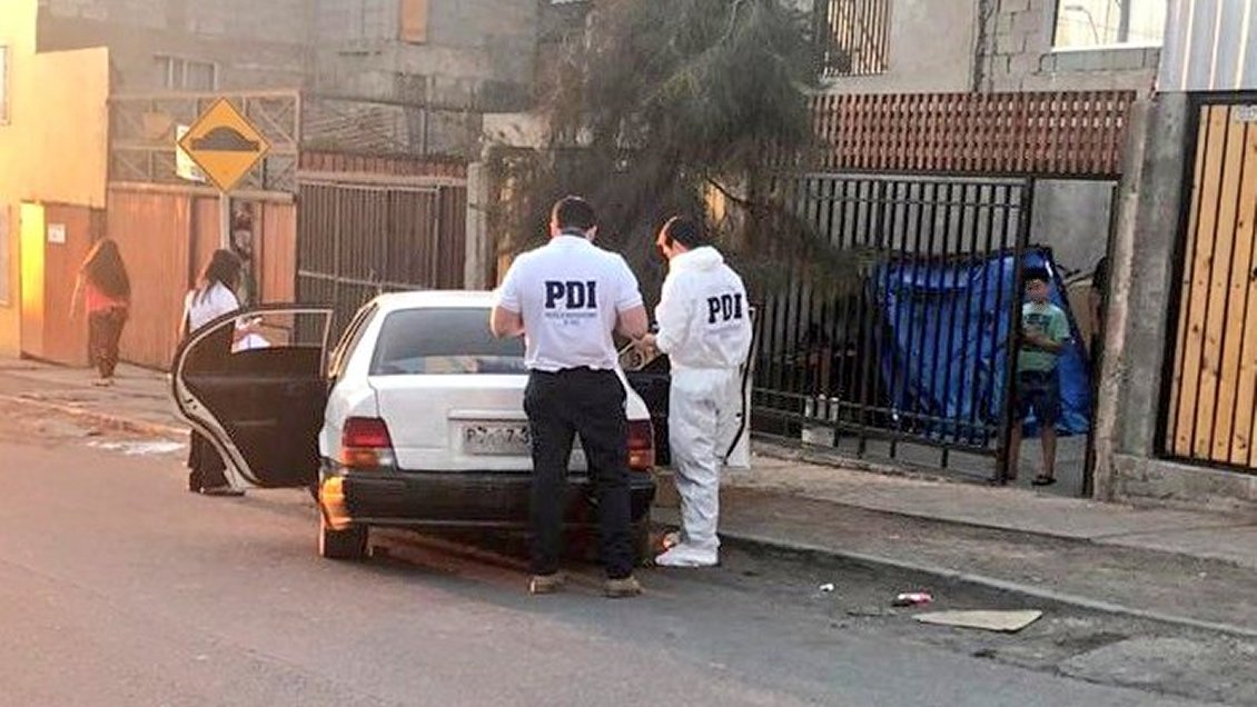 Antofagasta: Joven murió tras chocar su auto contra un árbol, pero tenía heridas de bala