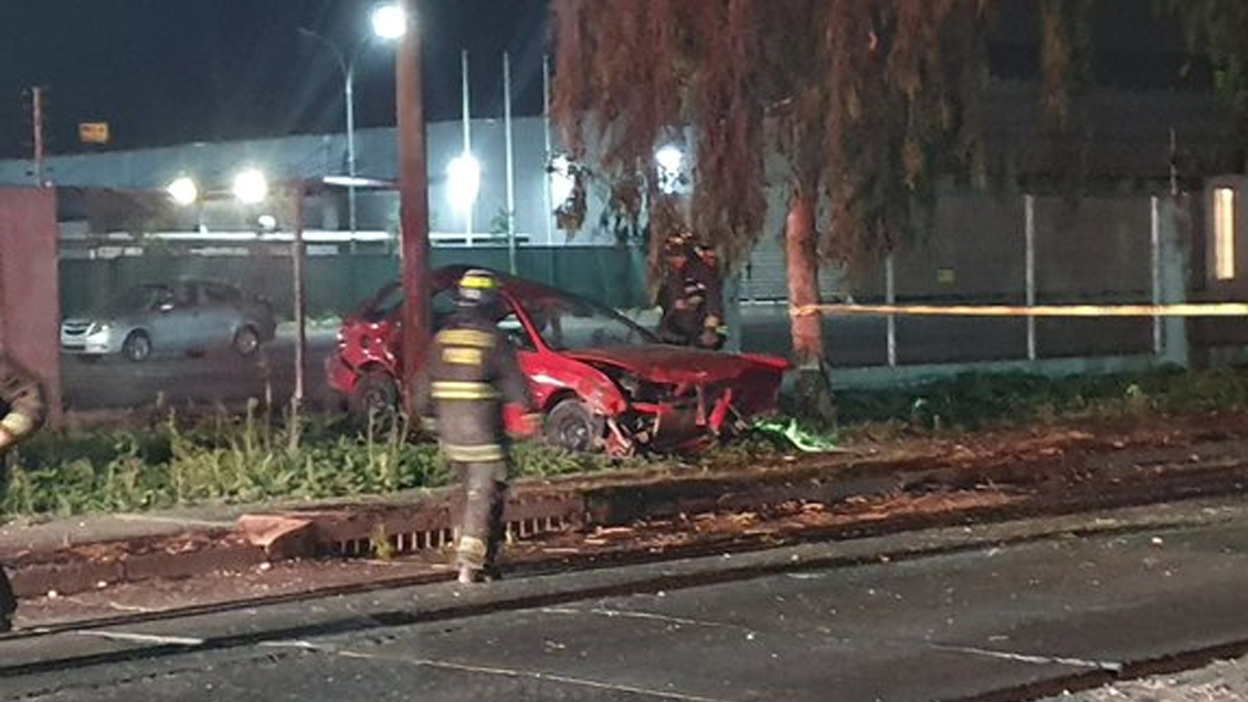 Un muerto dejó el violento choque de un auto contra la reja de una empresa en Maipú