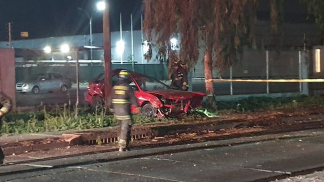 Un muerto dejó el violento choque de un auto contra la reja de una empresa en Maipú