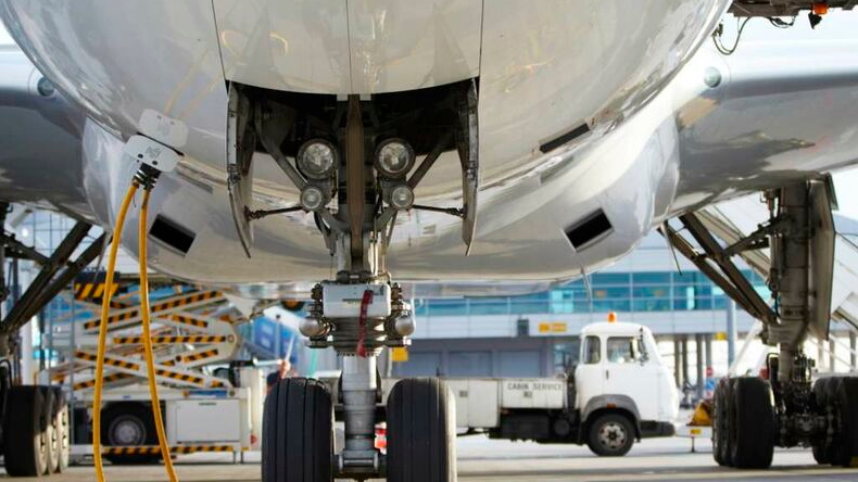 Encuentran cadáver de niño en el tren de aterrizaje de un avión