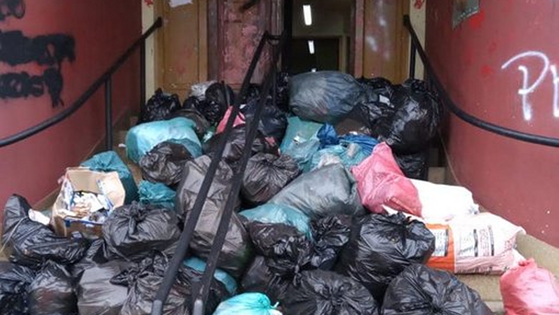 Vecinos lanzaron su basura en la Municipalidad de Ancud tras nueve días sin recolección