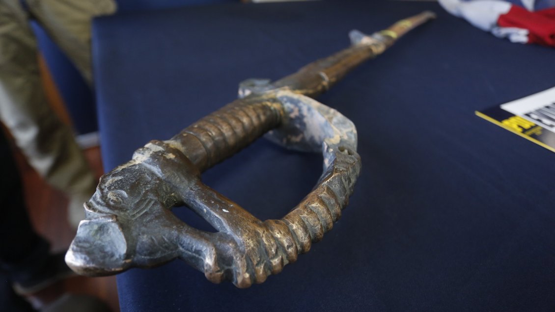 PDI recuperó sable del monumento a Baquedano robado durante disturbios del viernes