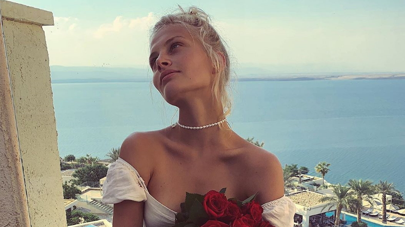 Modelo rusa cayó casi desnuda de un tercer piso y está grave