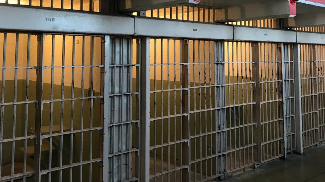 Formalizan a gendarme por recibir dinero para permitir encuentro sexual entre reos