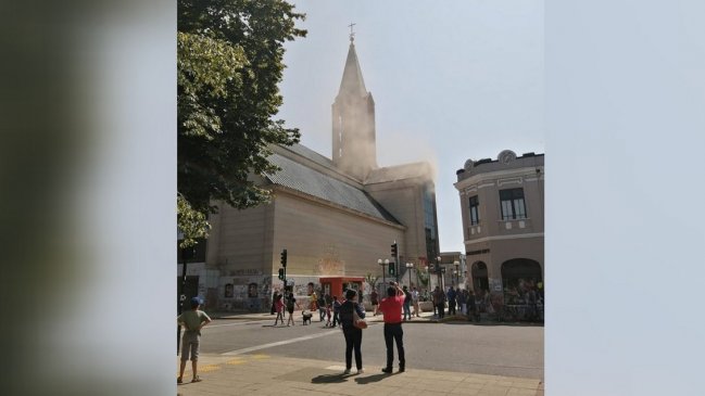  Bomberos controló incendio en la Catedral de Valdivia  
