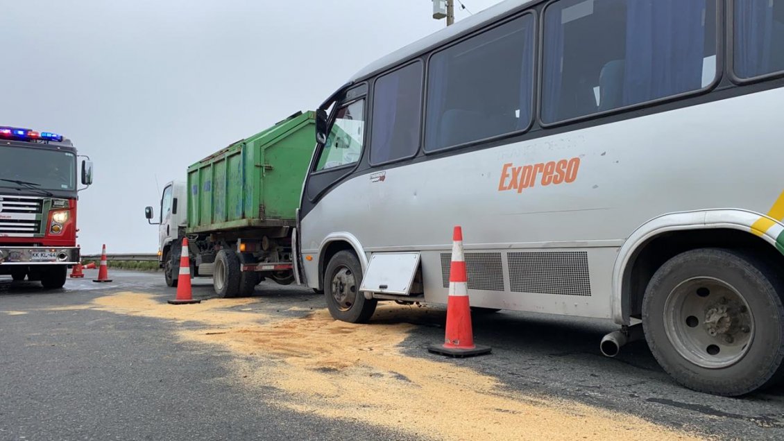 Cuatro personas lesionadas dejó colisión de bus y camión en la Ruta 5 Sur