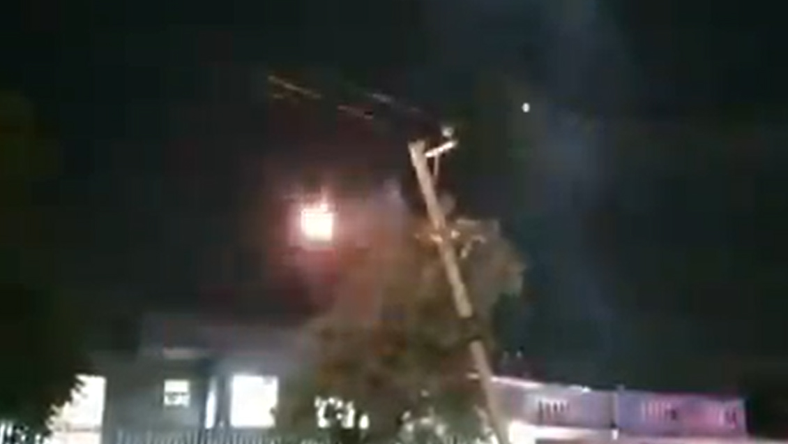 Tres heridos dejó choque de auto contra poste en Recoleta