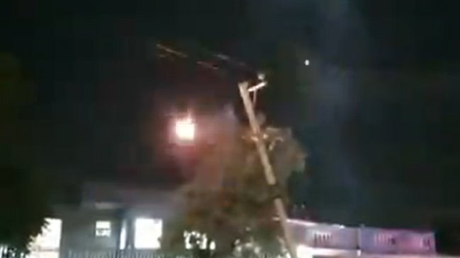 Tres heridos dejó choque de auto contra poste en Recoleta