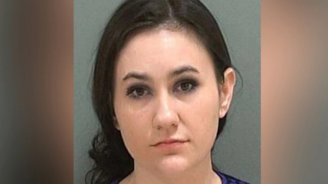 Profesora fue detenida por abusar sexualmente de alumno y enviarle fotos