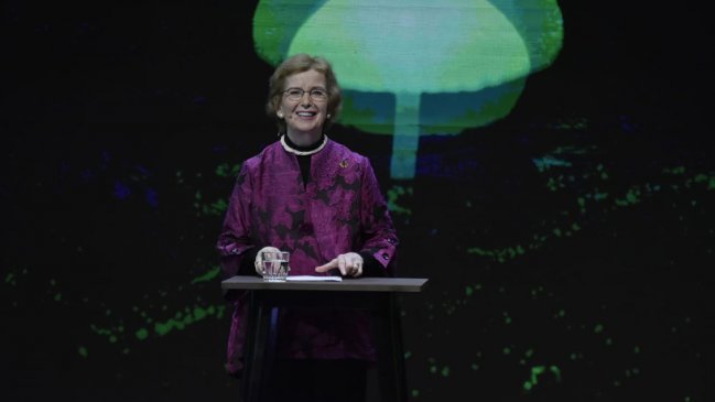 Ex presidenta de Irlanda: El desafío de Chile es comprometer la Constitución con el bienestar de todos sus ciudadanos