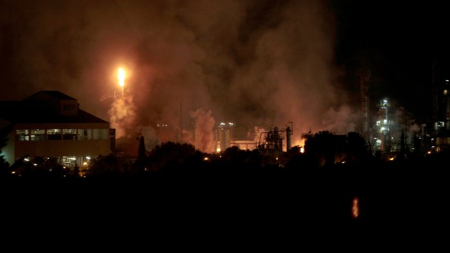 Explosión y gran incendio en fábrica petroquímica de España deja cuatro heridos graves