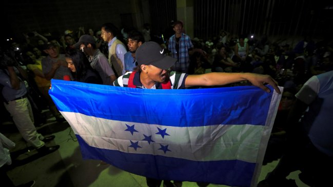 Cientos de inmigrantes hondureños salieron en caravana rumbo a Estados Unidos