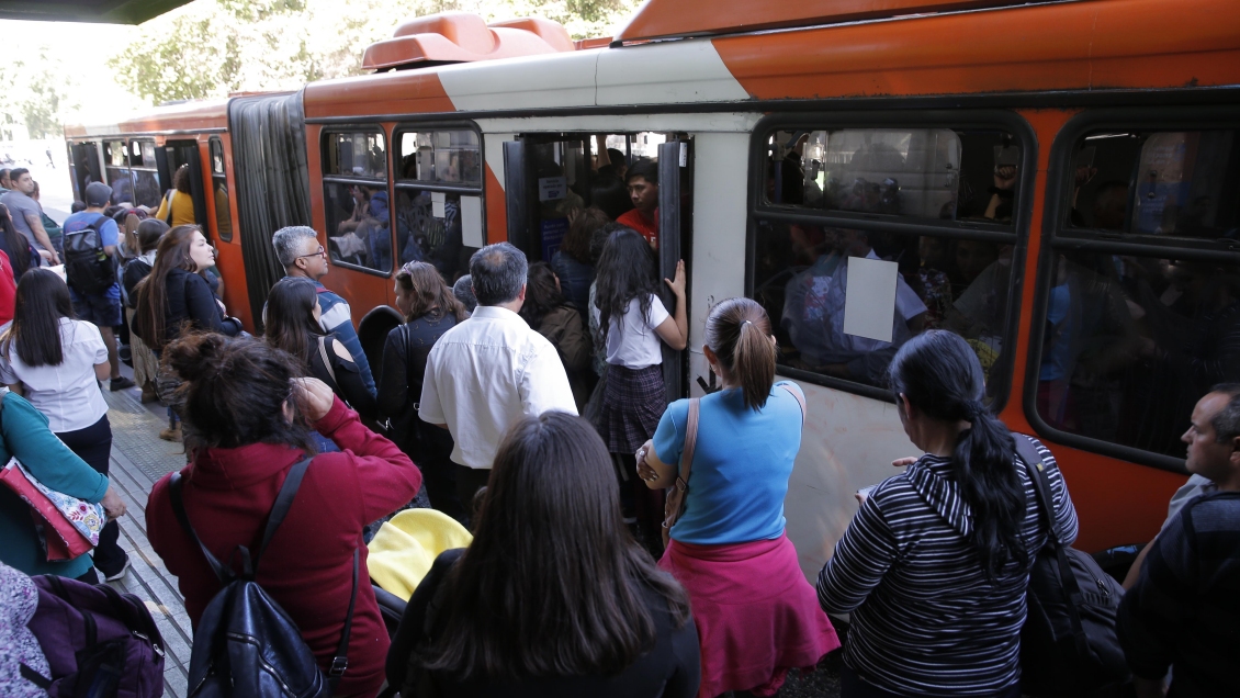 Gobierno analiza rebajar tarifa del transporte público para población más vulnerable