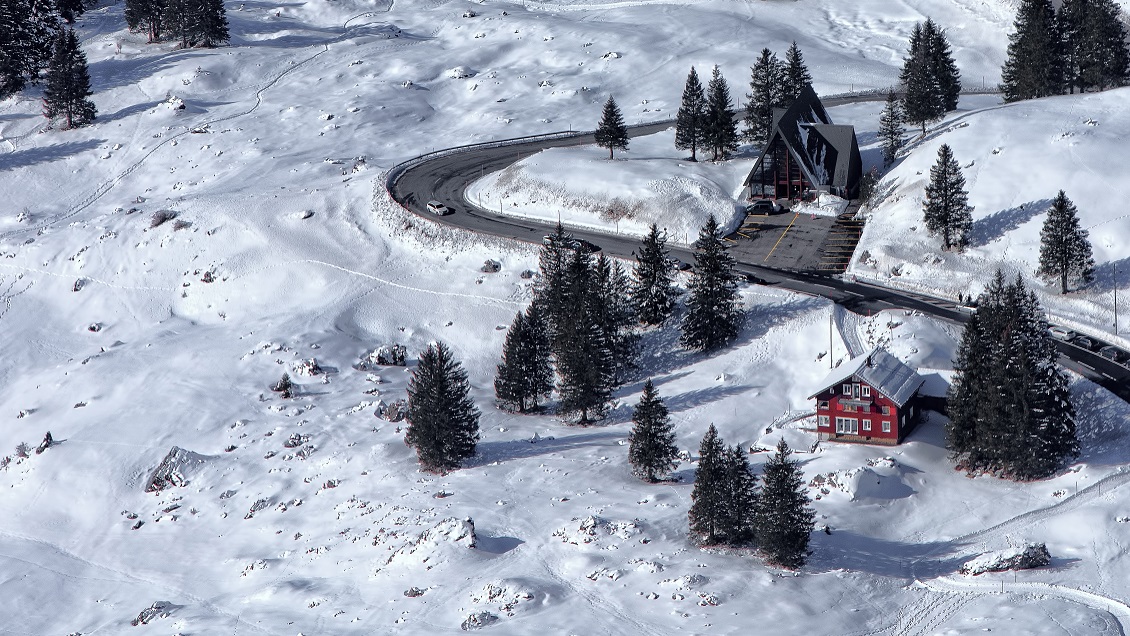 Niña sobrevivió 18 horas bajo los escombros de una casa tras avalancha en Pakistán