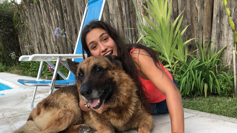 Habló la joven mordida por un perro mientras posaban: 