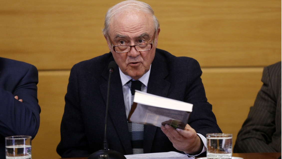 Agustín Squella y el 6% de Piñera: Es grave, pero los gobernantes no se cambian por encuestas