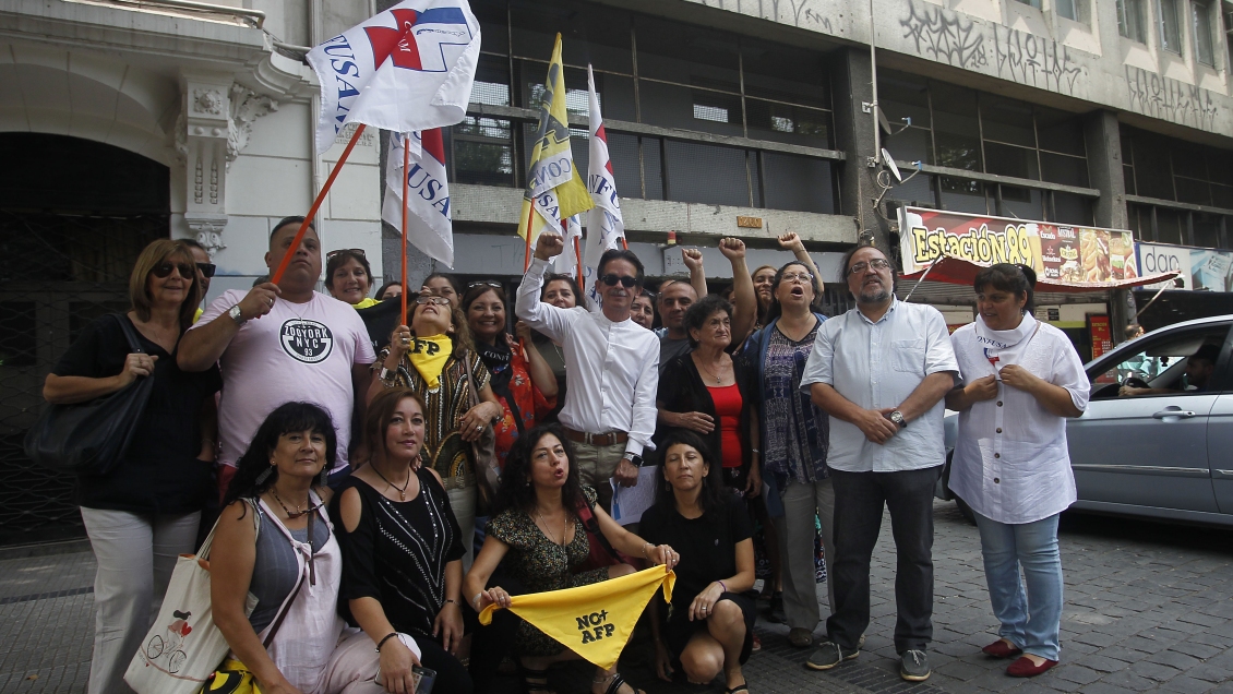 Mesa de Unidad Social protestó frente a la DC por aprobación de ley antisaqueos y barricadas