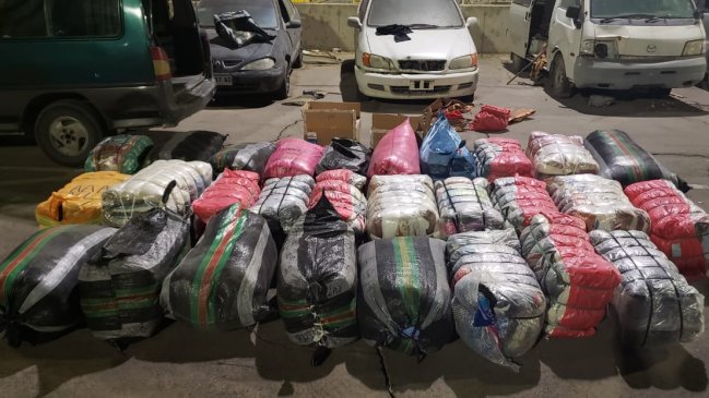 Sujetos fueron detenidos tras intentar sacar del país un furgón repleto de contrabando