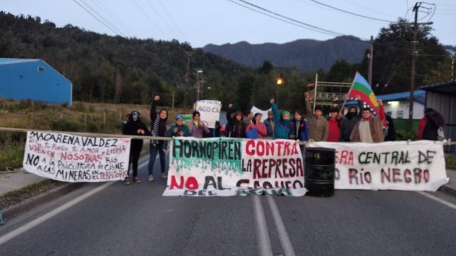 Vecinos se toman Carretera Austral en rechazo a construcción de central hidroeléctrica