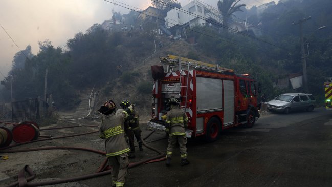 Incendio destruyó dos viviendas en Valparaíso