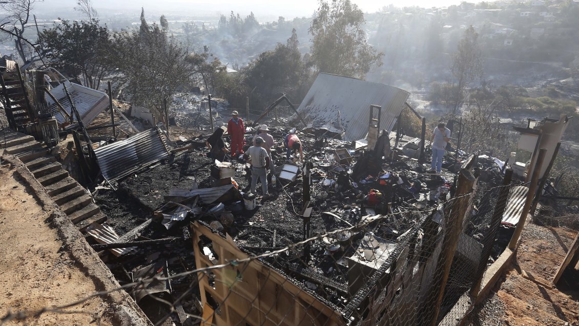 Valparaíso: Gobierno decretó zona de catástrofe por incendio en cerros Rocuant y San Roque