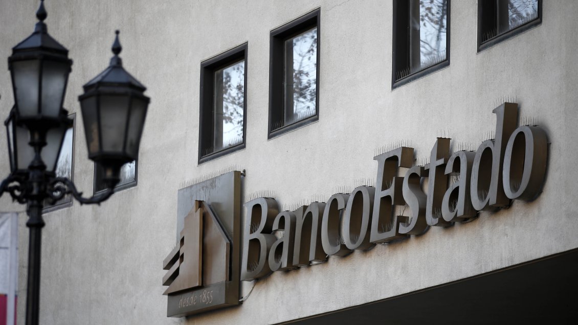 Decretan prisión preventiva para ex funcionario de BancoEstado acusado de fraude al Fisco