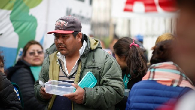 Entregan tarjetas alimentarias en Buenos Aires para combatir el hambre