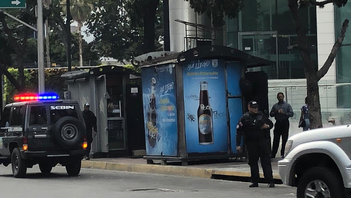 Autoridades policiales rodean la oficina personal de Guaidó