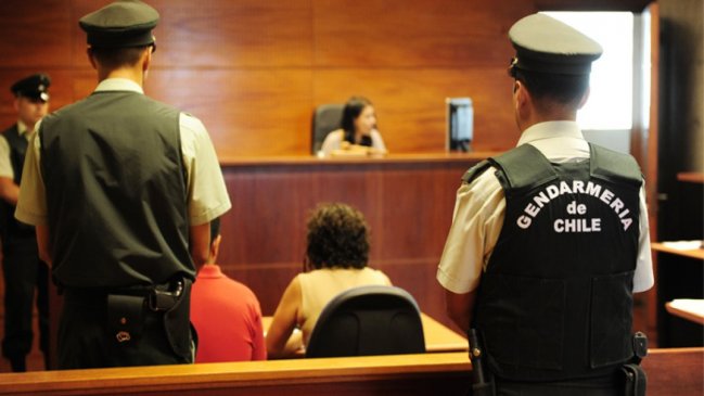 Formalizan a reos que lanzaron sillas y agua caliente a gendarmes en Chillán