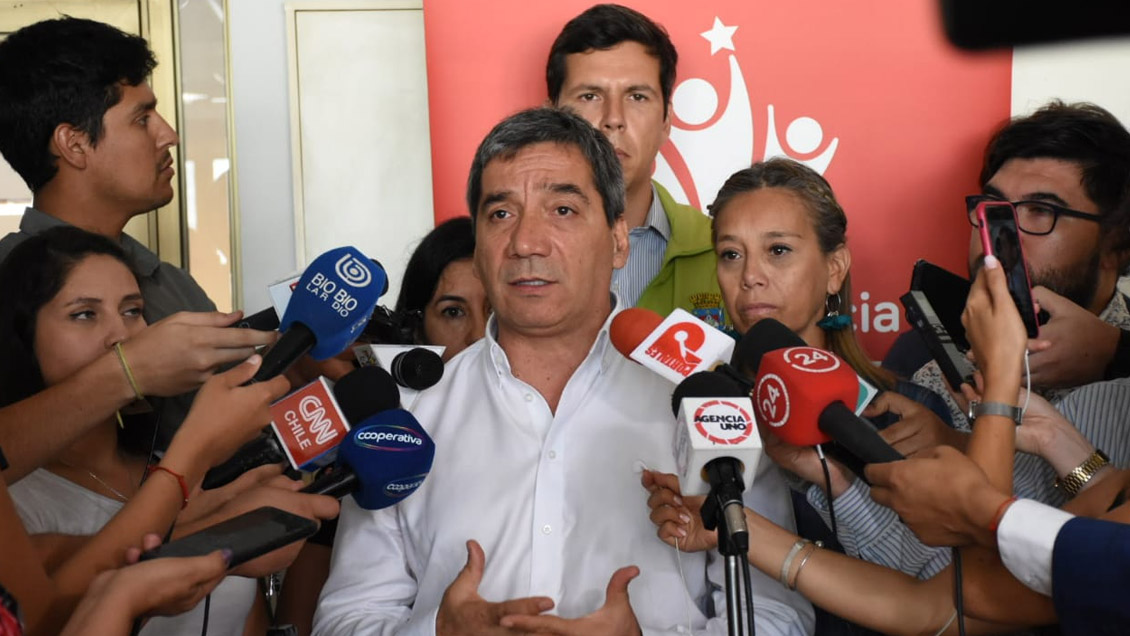 Grupo de alcaldes le quita el piso a Codina por sus aprensiones contra elección de gobernadores regionales