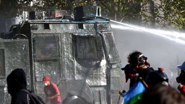 Carabineros renovará y duplicará flota de carros lanzaaguas y lanzagases en Santiago